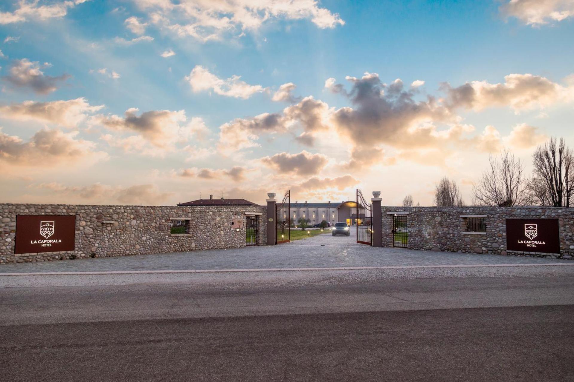 Hotel La Caporala Castel d'Azzano Exterior foto